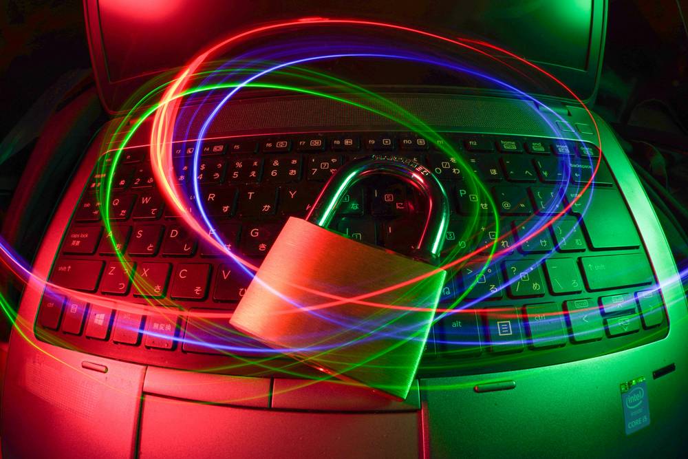 Gembok digital melambangkan keamanan akun permainan online