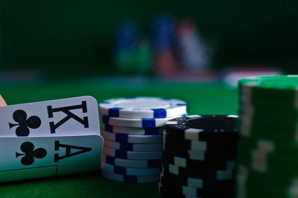 Membaca rincian syarat bonus sebelum mengklaim promosi
