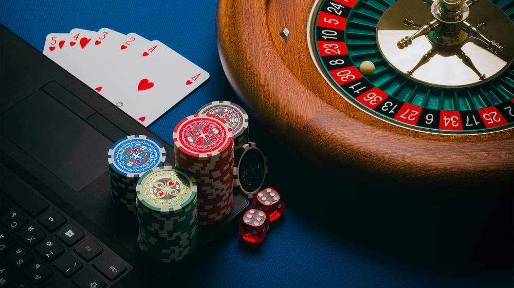 Meja live casino dengan dealer dan kartu sungguhan via streaming