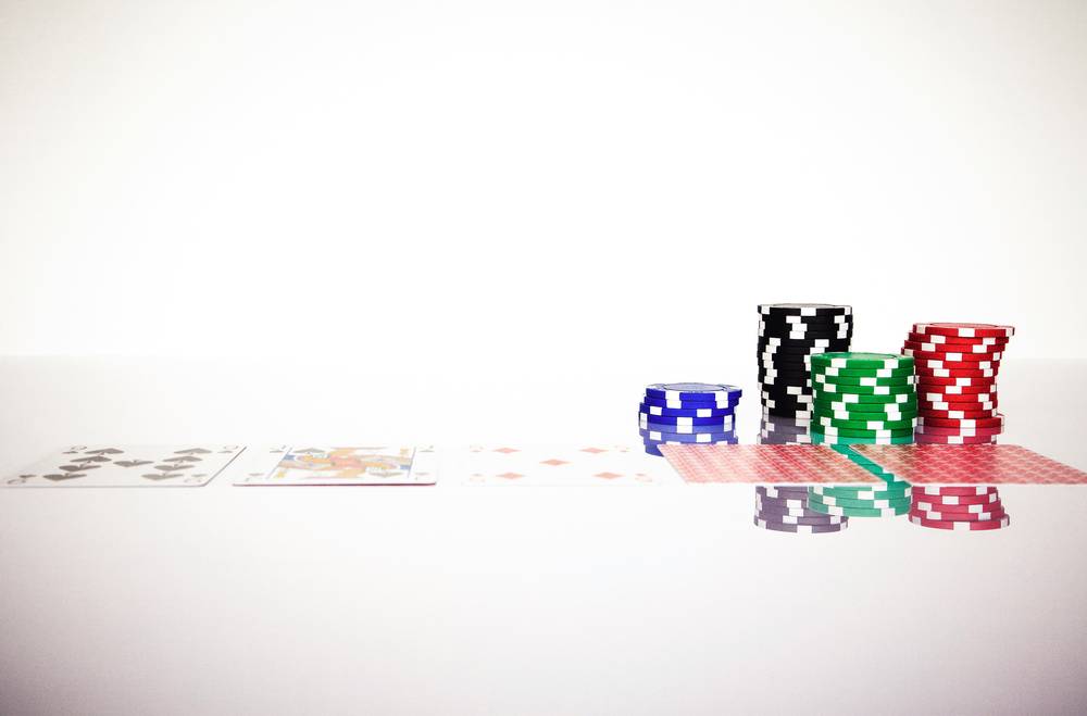 Chips dan kartu poker di atas meja permainan