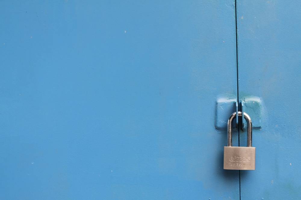 Kunci dan perisai digital melambangkan kebijakan privasi Mpo1212