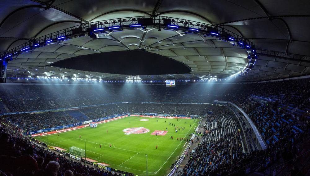 Stadion sepak bola saat pertandingan berlangsung
